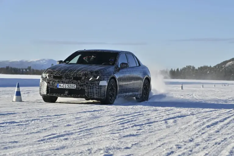 El BMW i3 Neue Klasse ultima su puesta de largo en un escenario polar