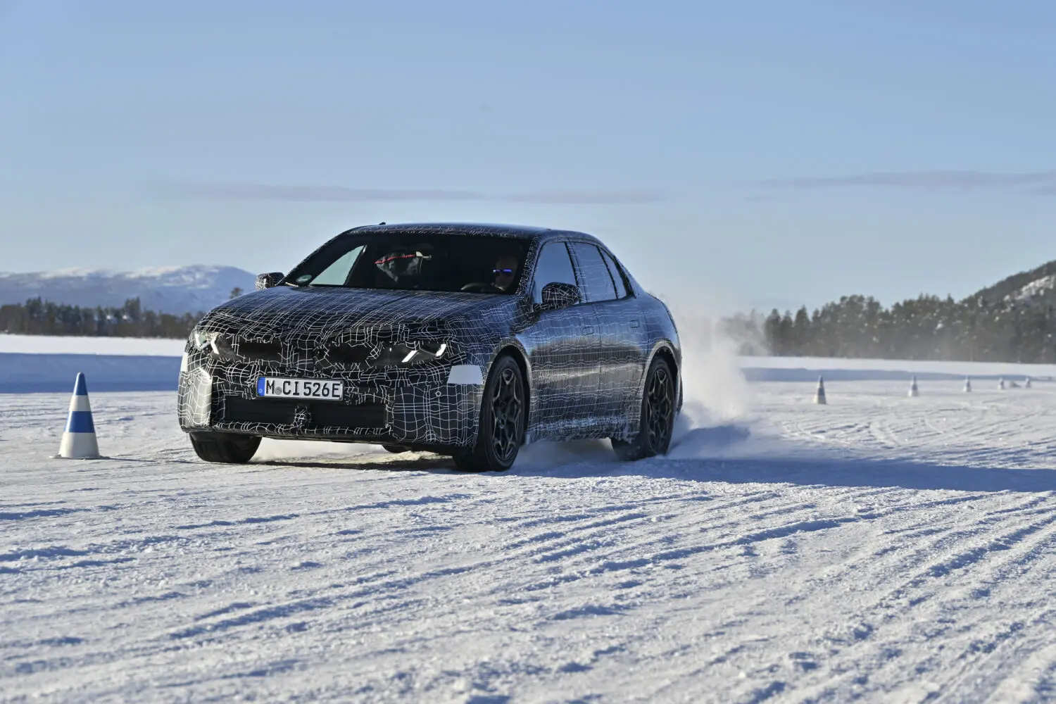 El BMW i3 Neue Klasse ultima su puesta de largo en un escenario polar