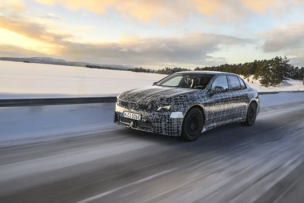 El BMW i3 Neue Klasse ultima su debut en un escenario polar 33 Motor16 El nuevo BMW i3 se somete a pruebas invernales sobre hielo y nieve 41 Motor16