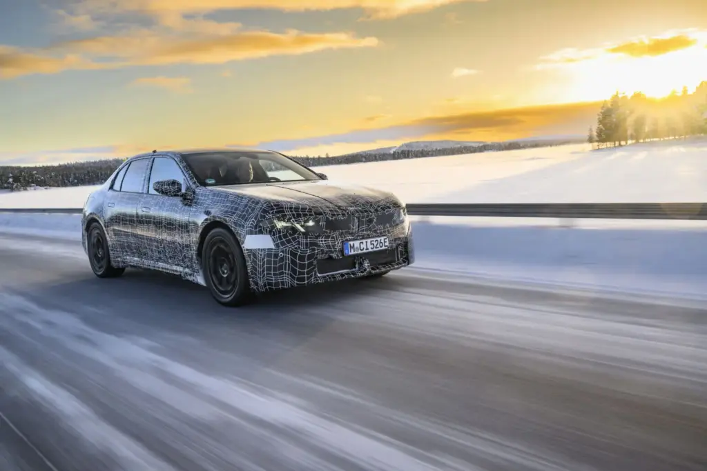 El BMW i3 Neue Klasse ultima su debut en un escenario polar 34 Motor16 El nuevo BMW i3 se somete a pruebas invernales sobre hielo y nieve 42 Motor16