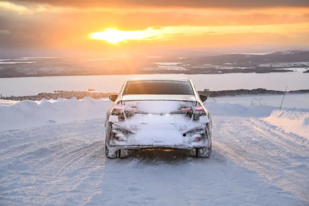 El BMW i3 Neue Klasse ultima su lanzamiento en un escenario polar 11 Motor16 El nuevo BMW i3 se somete a pruebas invernales sobre hielo y nieve 8 Motor16