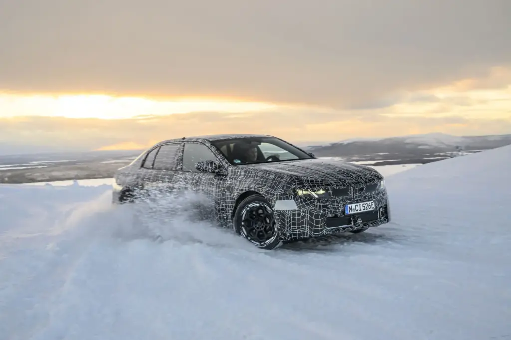 El BMW i3 Neue Klasse ultima su debut en un escenario polar 4 Motor16 El nuevo BMW i3 se somete a pruebas invernales sobre hielo y nieve 9 Motor16