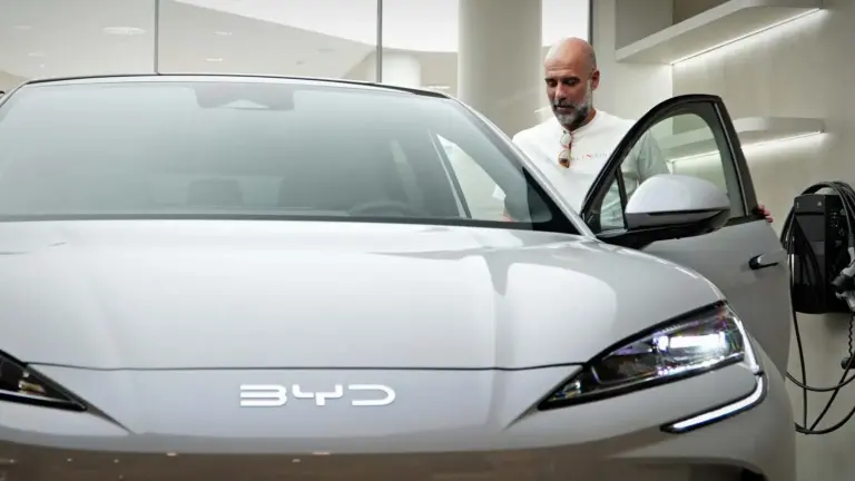 El nuevo coche que conduce Pep Guardiola: eléctrico y con 530 CV