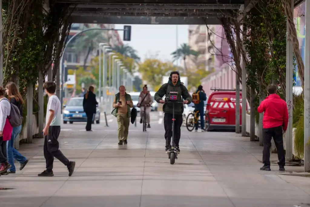 EuropaPress 7320638 usuarios patinete electrico circulan sevilla entrada vigor normativa regula Motor16