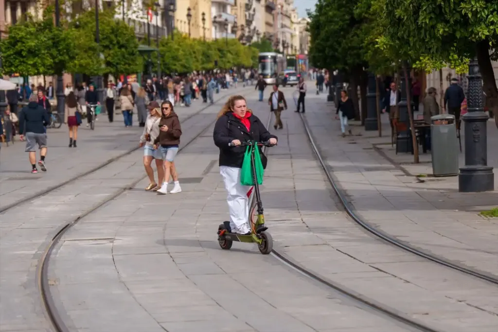 EuropaPress 7320640 usuarios patinete electrico circulan sevilla entrada vigor normativa regula Motor16