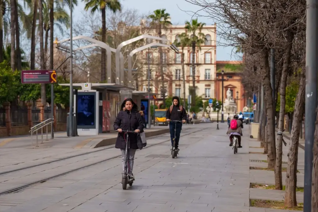 EuropaPress 7320643 usuarios patinete electrico circulan sevilla entrada vigor normativa regula Motor16