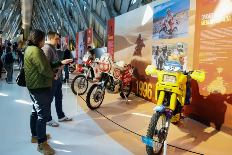 ‘Reinas del desierto’: Zaragoza reúne 25 motos del Rally Dakar en una muestra imprescindible para los amantes del motor