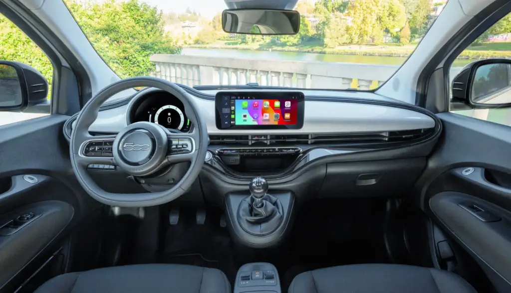 El cambio manual pisa el freno: menos de uno de cada cuatro coches nuevos lo ofrece en 2026 1 Motor16 cambio manual fiat 500 hybrid