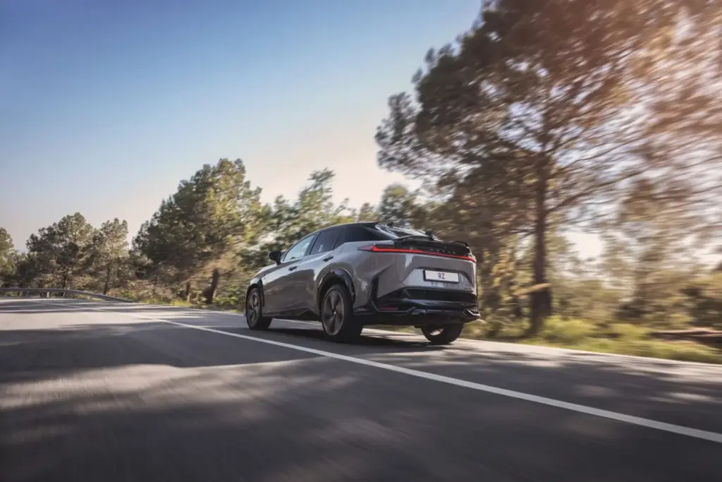 El Lexus RZ 550e F SPORT estrena un cambio manual simulado con ocho velocidades virtuales