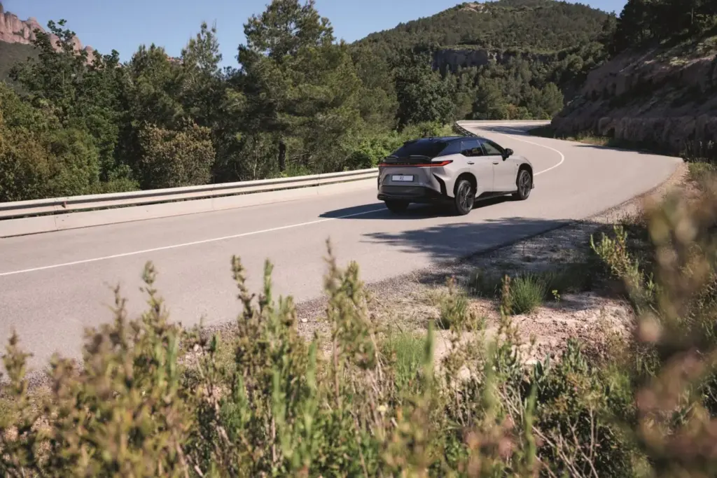 El Lexus RZ 550e F SPORT estrena un cambio manual simulado con ocho velocidades virtuales