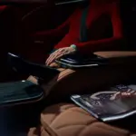 El Mercedes-Maybach Clase S se cuela en ‘El diablo viste de Prada 2’: ¿quién conduce la lujosa berlina?