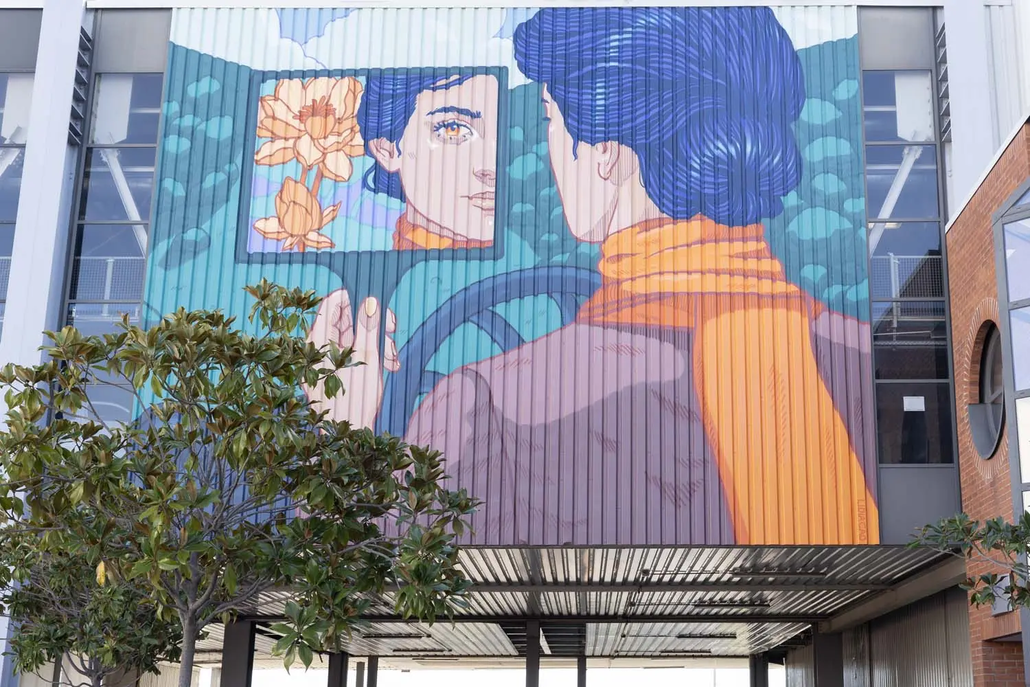 Seat y Cupra rinden homenaje a la mujer que inventó el retrovisor con un enorme mural en la planta de Martorell