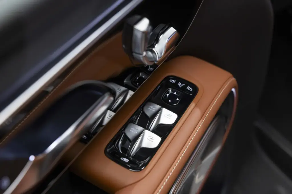 Mercedes VLE 2026 136 Motor16