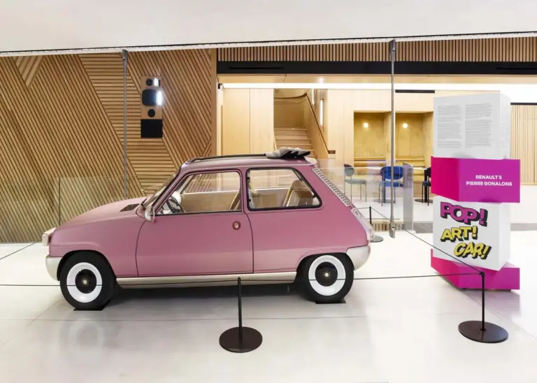 Renault convierte su ‘casa’ de París en una galería de arte sobre ruedas: así es la exposición Pop Art Car