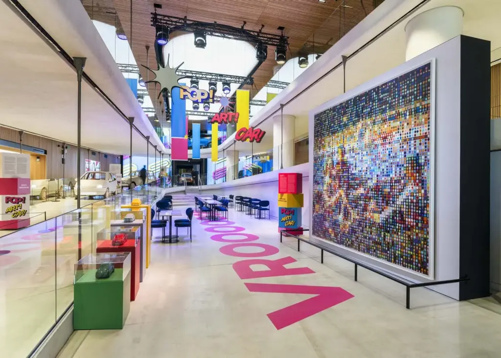 Pop Art Car DEFILE RENAULT PARIS2 Motor16