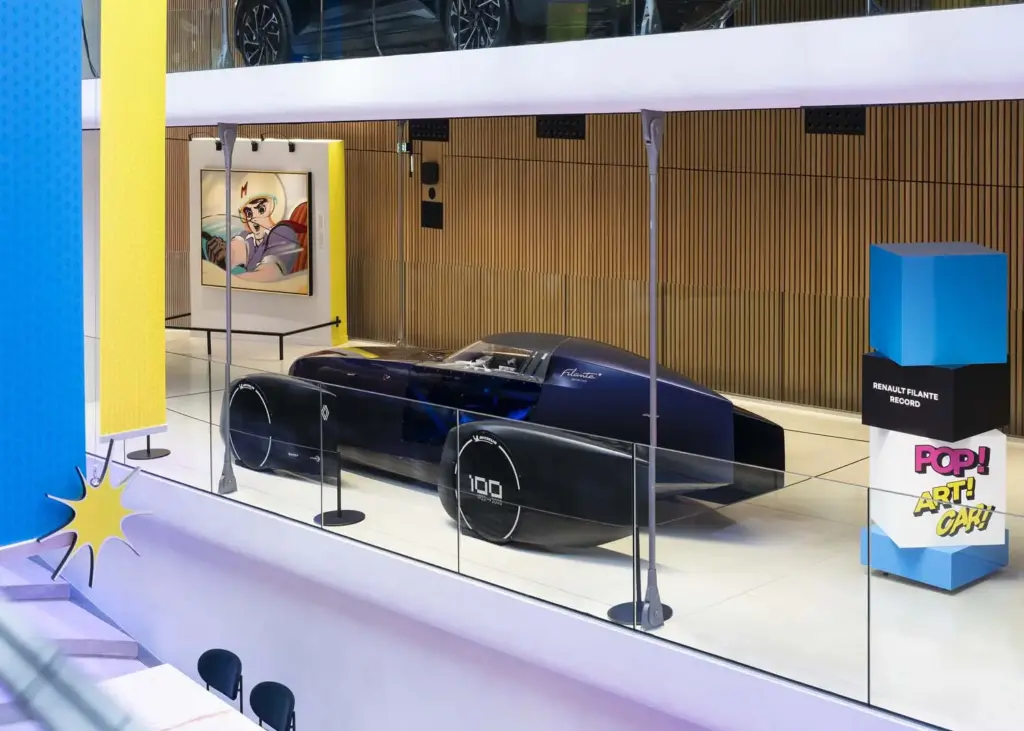 Pop Art Car DEFILE RENAULT PARIS7 Motor16