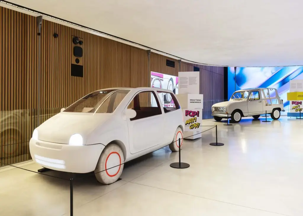 Pop Art Car DEFILE RENAULT PARIS9 Motor16