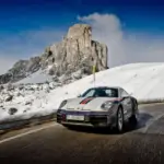 El arte de conducir en los Dolomitas en invierno con un Porsche 911 Dakar