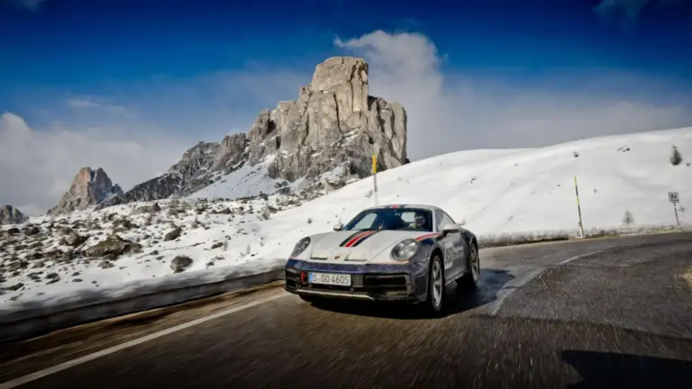 El arte de conducir en los Dolomitas en invierno con un Porsche 911 Dakar