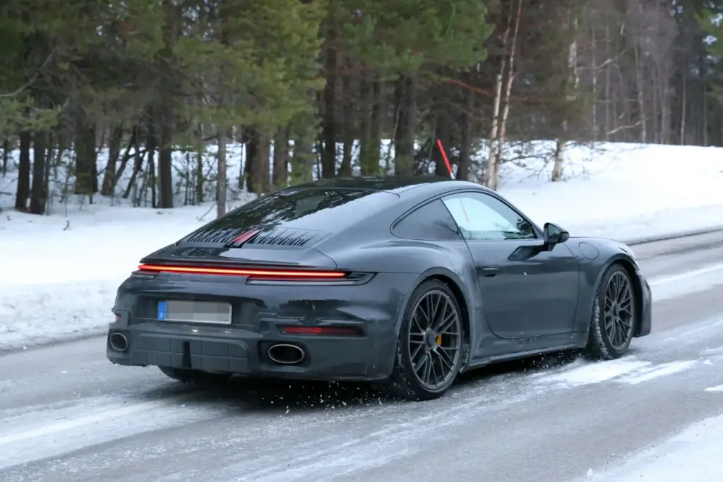 Porsche 911 Turbo Touring 2027 11 Motor16