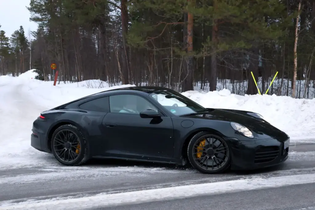 Porsche 911 Turbo Touring 2027 6 Motor16