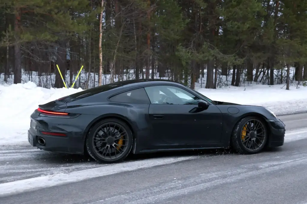 Porsche 911 Turbo Touring 2027 9 Motor16