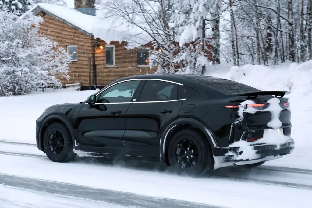 Porsche Cayenne Coupe GT electrico 2026 9 Motor16