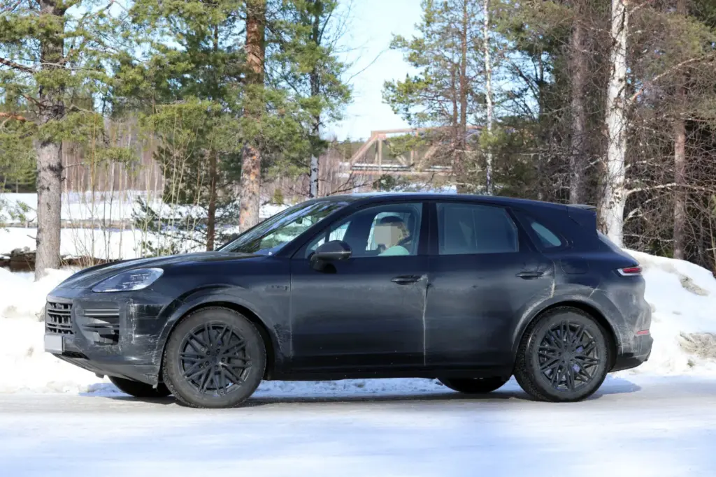 La actualización del Porsche Cayenne, casi a punto 28 Motor16 Porsche Cayenne Turbo FL 12 Motor16