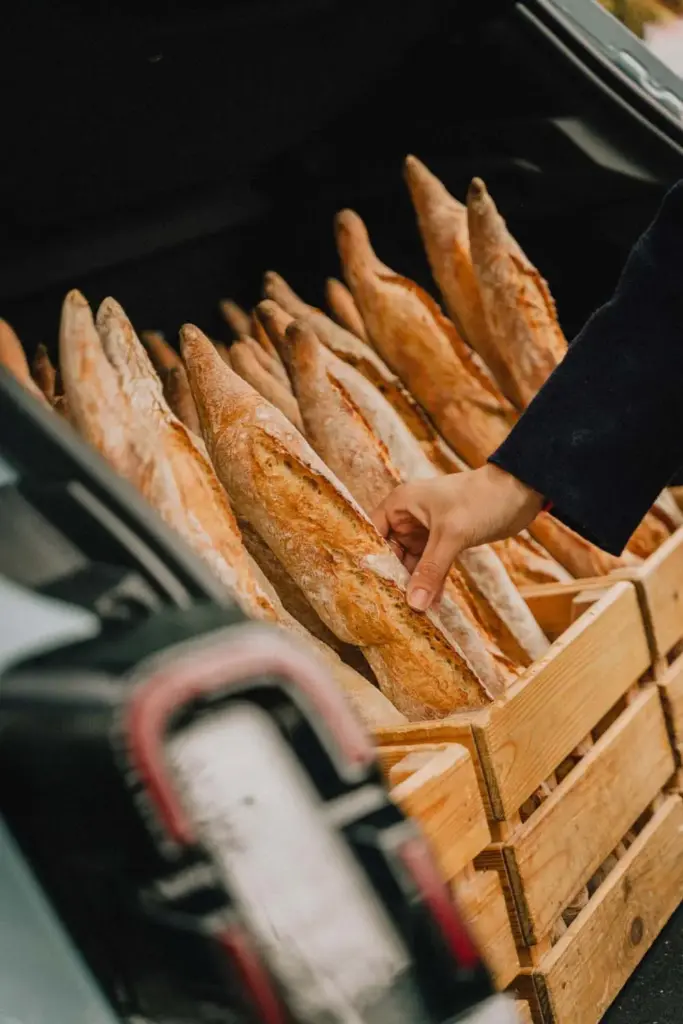¡Sujétame la baguette!: así es el original accesorio con el que Renault celebra el Día del Pan Francés 21 Motor16 RENAULT 4 BAGUETTE DIA PAN FRANCES12 Motor16