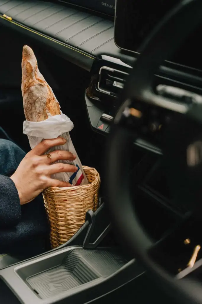 ¡Sujétame la baguette!: así es el original accesorio con el que Renault celebra el Día del Pan Francés 22 Motor16 RENAULT 4 BAGUETTE DIA PAN FRANCES16 Motor16
