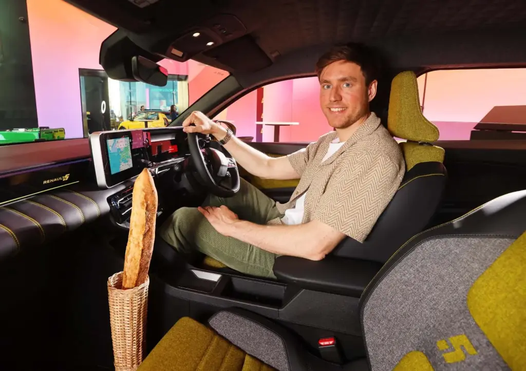 ¡Sujétame la baguette!: así es el original accesorio con el que Renault celebra el Día del Pan Francés 17 Motor16 RENAULT 4 BAGUETTE DIA PAN FRANCES2 Motor16