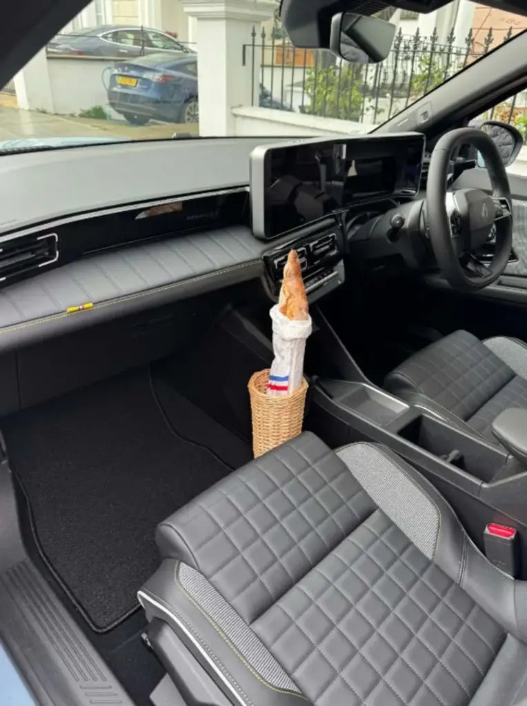 ¡Sujétame la baguette!: así es el original accesorio con el que Renault celebra el Día del Pan Francés 23 Motor16 RENAULT 4 BAGUETTE DIA PAN FRANCES24 Motor16
