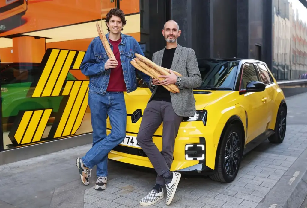 ¡Sujétame la baguette!: así es el original accesorio con el que Renault celebra el Día del Pan Francés 3 Motor16 RENAULT 4 BAGUETTE DIA PAN FRANCES3 Motor16