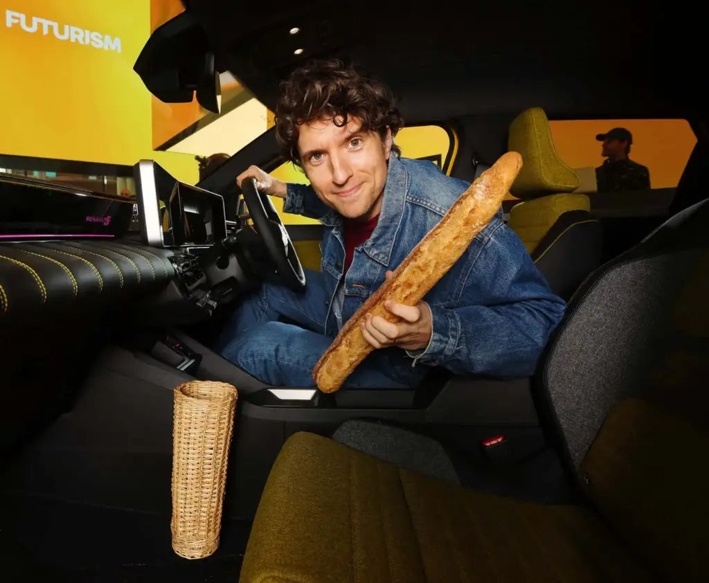 ¡Sujétame la baguette!: así es el original accesorio con el que Renault celebra el Día del Pan Francés 18 Motor16 RENAULT 4 BAGUETTE DIA PAN FRANCES4 Motor16