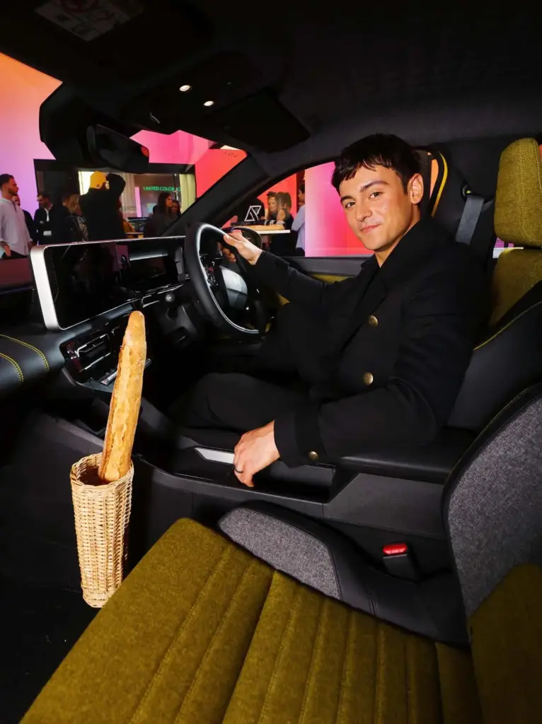 ¡Sujétame la baguette!: así es el original accesorio con el que Renault celebra el Día del Pan Francés 19 Motor16 RENAULT 4 BAGUETTE DIA PAN FRANCES5 Motor16