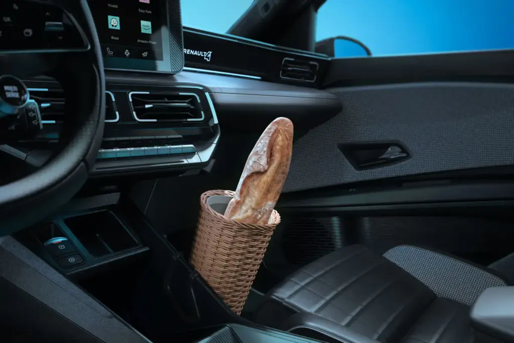 ¡Sujétame la baguette!: así es el original accesorio con el que Renault celebra el Día del Pan Francés 1 Motor16 RENAULT 4 BAGUETTE DIA PAN FRANCES7 Motor16