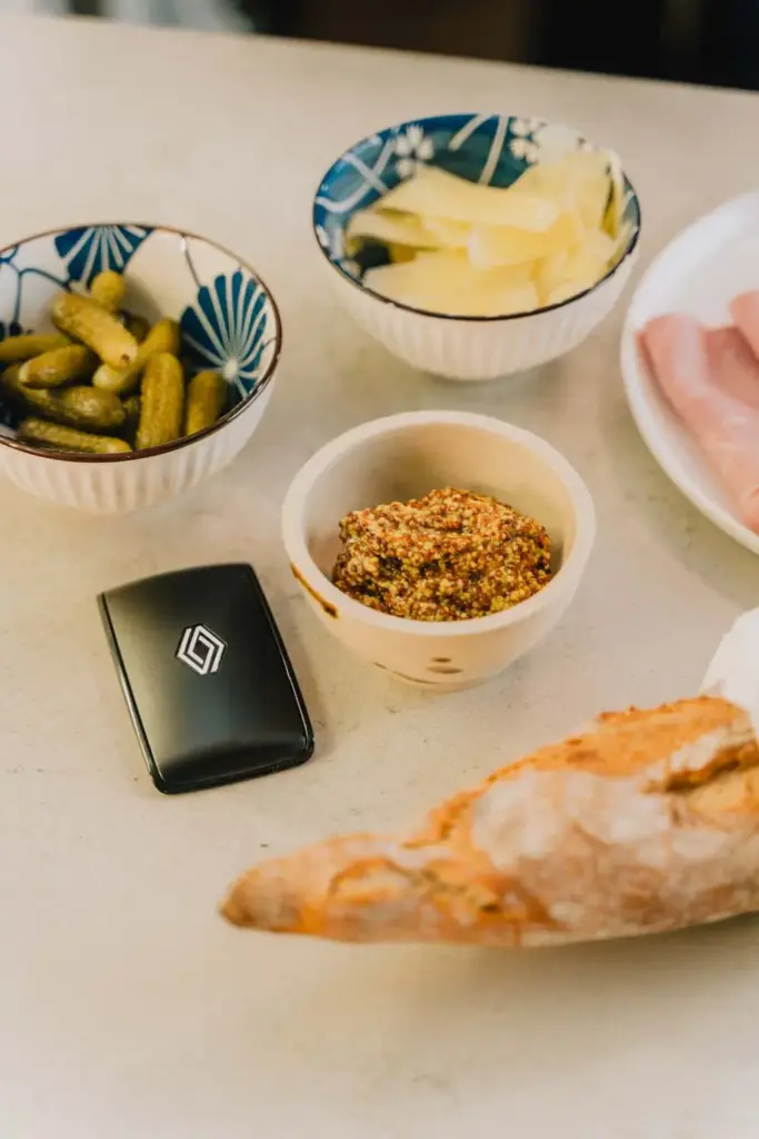 ¡Sujétame la baguette!: así es el original accesorio con el que Renault celebra el Día del Pan Francés 20 Motor16 RENAULT 4 BAGUETTE DIA PAN FRANCES9 Motor16