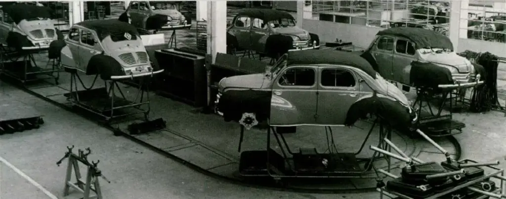 Renault cumple 75 años en España: del primer 4CV a liderar la hibridación del Grupo 1 Motor16 Montaje Renault 4 CV Valladolid