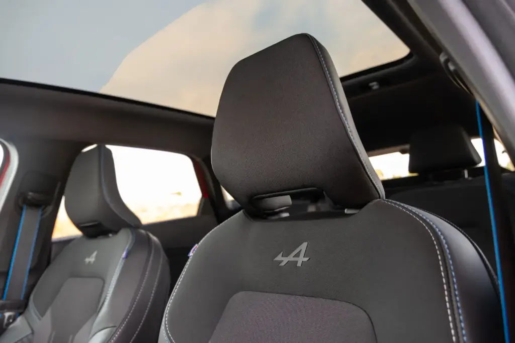 Renault Symbioz Toyota Corolla Cross comparativa 48 Motor16