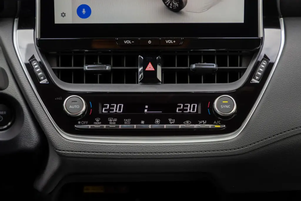 Renault Symbioz Toyota Corolla Cross comparativa 65 Motor16