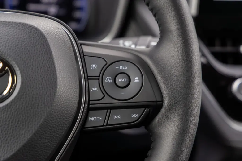 Renault Symbioz Toyota Corolla Cross comparativa 70 Motor16