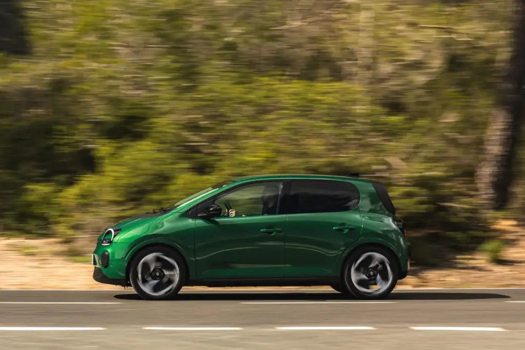 Primera prueba del Renault Twingo E-Tech: El coche que cambia las reglas del juego de los eléctricos urbanos 27 Motor16 Renault Twingo E Tech Electric Absolut Green nuevo prueba 2027 1 Motor16