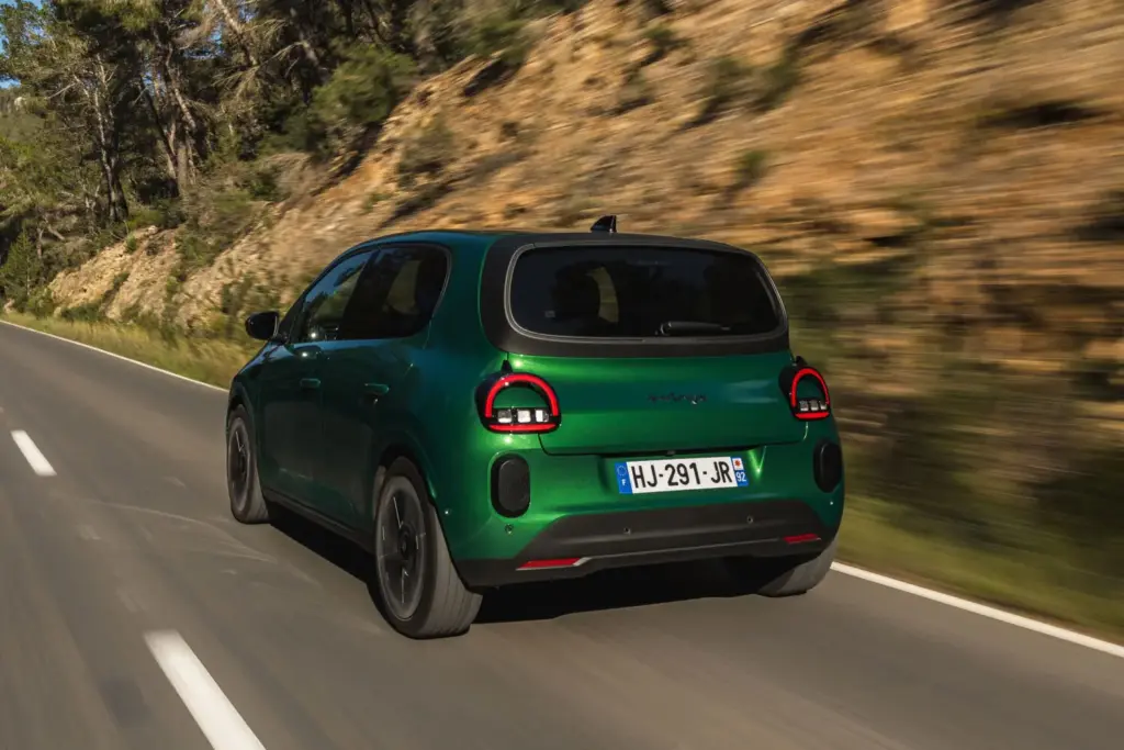 Primera prueba del Renault Twingo E-Tech: El coche que cambia las reglas del juego de los eléctricos urbanos 71 Motor16 Primera prueba del Renault Twingo E-Tech: El coche que cambia las regla del juego de los eléctricos urbanos