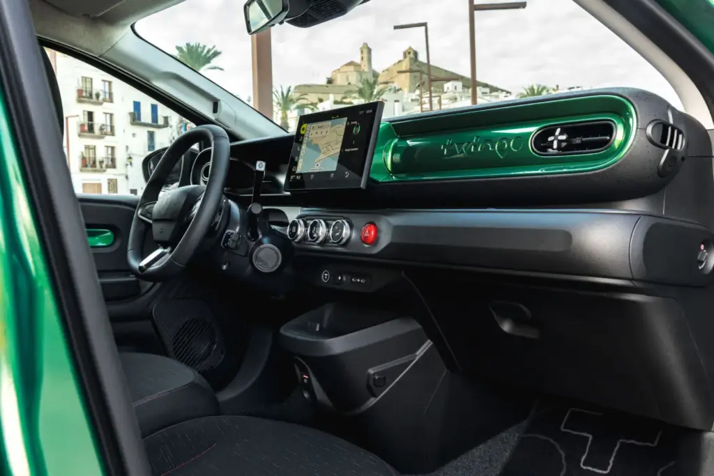 Primera prueba del Renault Twingo E-Tech: El coche que cambia las reglas del juego de los eléctricos urbanos 69 Motor16 Renault Twingo E Tech Electric Absolut Green nuevo prueba 2027 12 Motor16