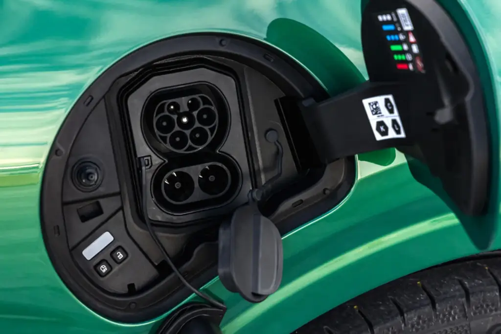 Primera prueba del Renault Twingo E-Tech: El coche que cambia las reglas del juego de los eléctricos urbanos 66 Motor16 Renault Twingo E Tech Electric Absolut Green nuevo prueba 2027 15 Motor16