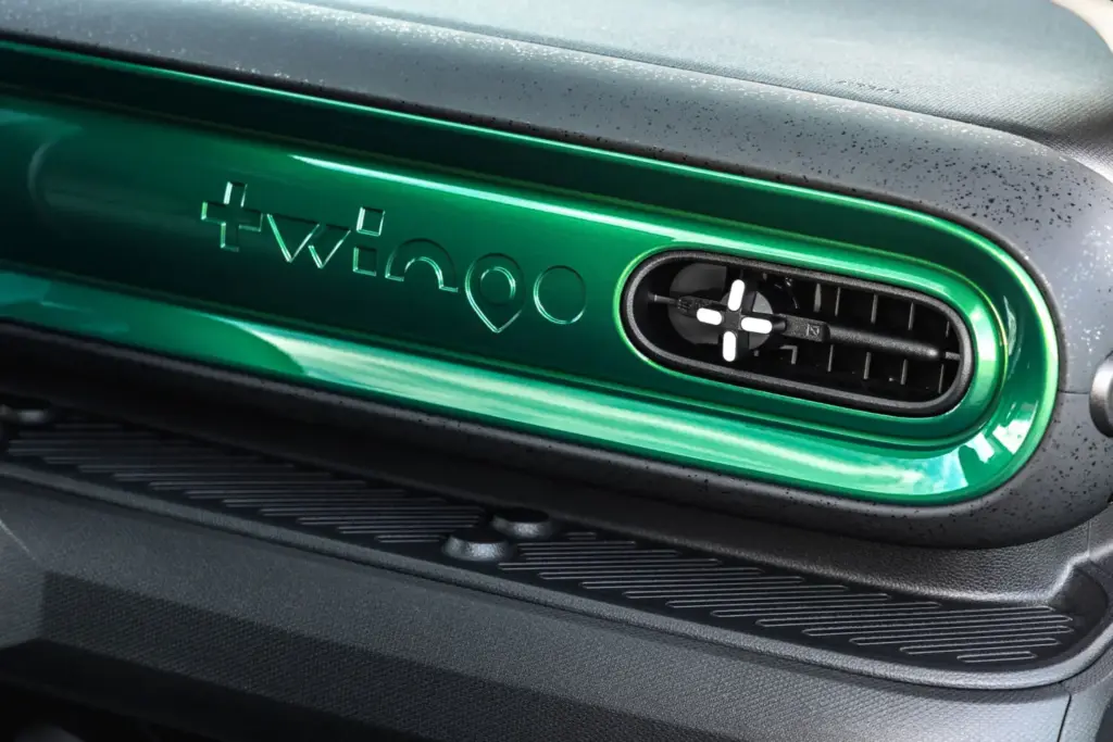 Primera prueba del Renault Twingo E-Tech: El coche que cambia las reglas del juego de los eléctricos urbanos 65 Motor16 Renault Twingo E Tech Electric Absolut Green nuevo prueba 2027 16 Motor16