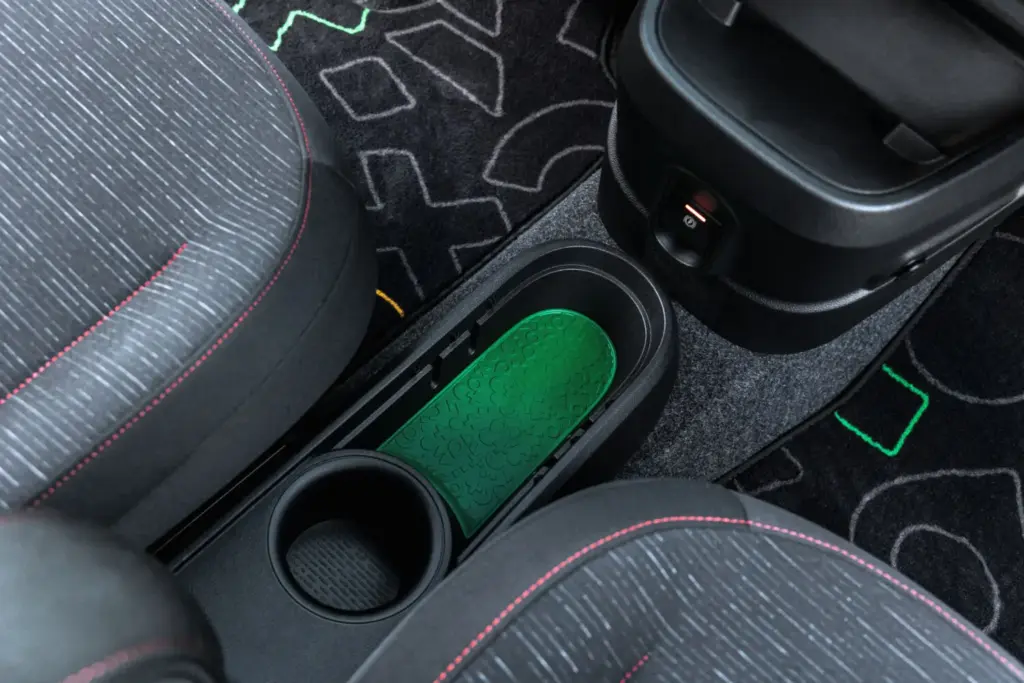 Primera prueba del Renault Twingo E-Tech: El coche que cambia las reglas del juego de los eléctricos urbanos 64 Motor16 Renault Twingo E Tech Electric Absolut Green nuevo prueba 2027 17 Motor16