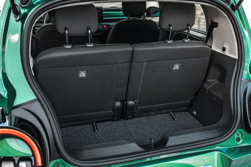 Primera prueba del Renault Twingo E-Tech: El coche que cambia las reglas del juego de los eléctricos urbanos 59 Motor16 Renault Twingo E Tech Electric Absolut Green nuevo prueba 2027 22 Motor16