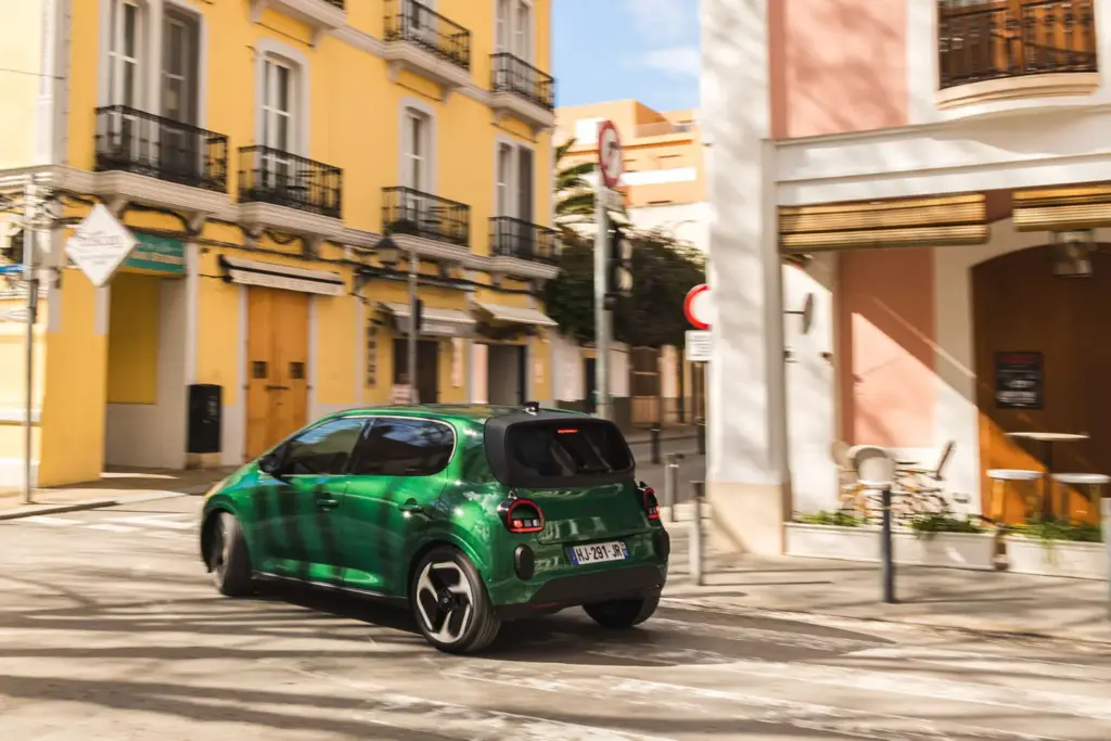 Primera prueba del Renault Twingo E-Tech: El coche que cambia las reglas del juego de los eléctricos urbanos 29 Motor16 Renault Twingo E Tech Electric Absolut Green nuevo prueba 2027 3 Motor16