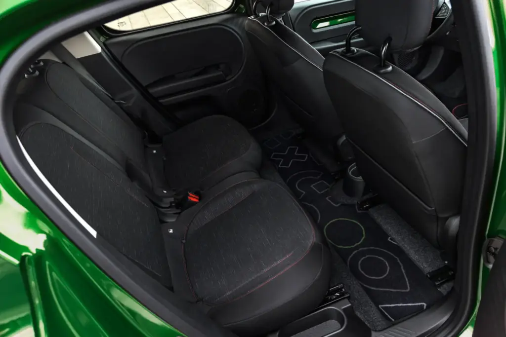 Primera prueba del Renault Twingo E-Tech: El coche que cambia las reglas del juego de los eléctricos urbanos 43 Motor16 Renault Twingo E Tech Electric Absolut Green nuevo prueba 2027 39 Motor16